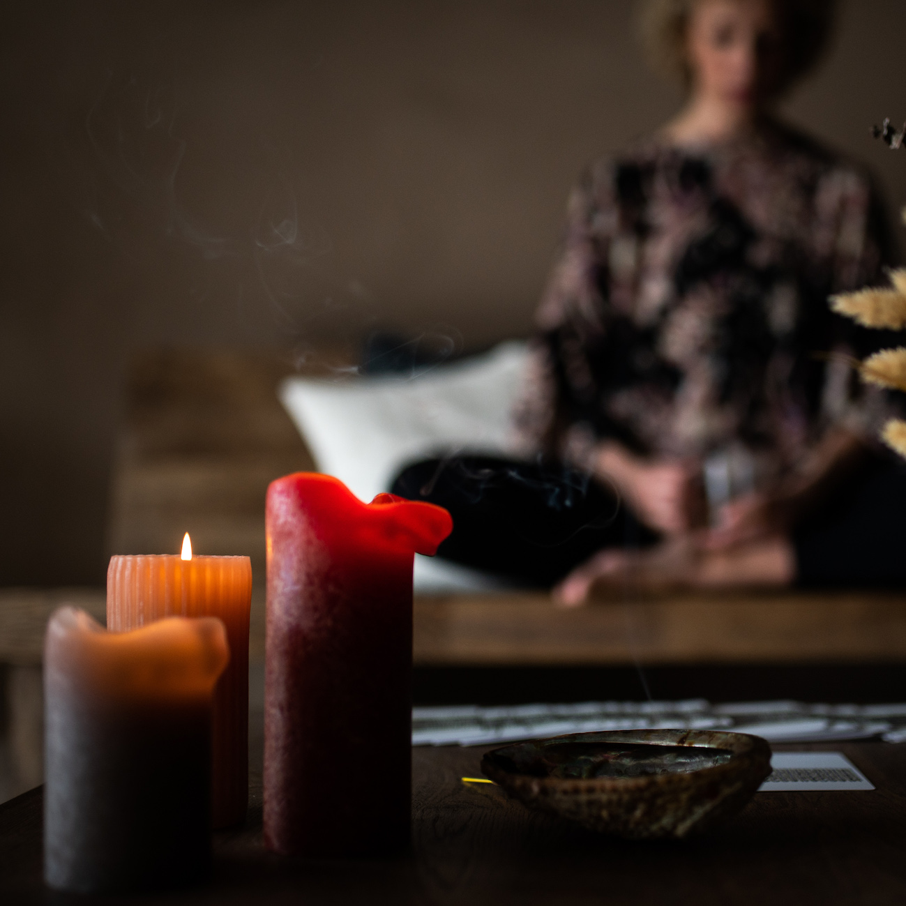 Hersen-darm-as bij stress en PDS, ondersteund door yoga.