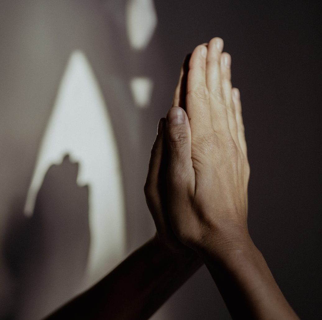 Leer hoe je met wetenschappelijk onderbouwde ademhalingsoefeningen de strijd aangaat met stress en burn-out. Ontdek hoe je jouw lichaam van vechtmodus naar herstelmodus schakelt.