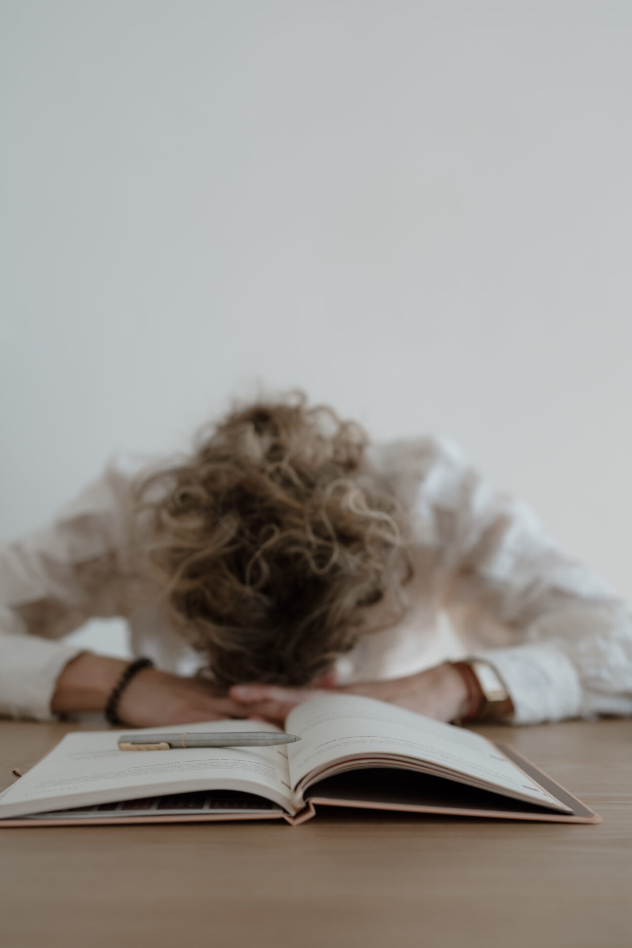 Vermoeidheid door stress? Dit is hoe yogatherapie écht helpt bij herstel